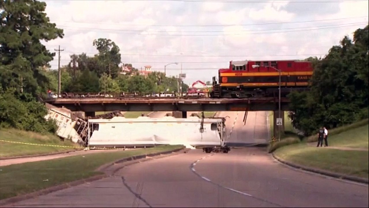 Un train déraille à Houston, des wagons tombent sur l'autoroute