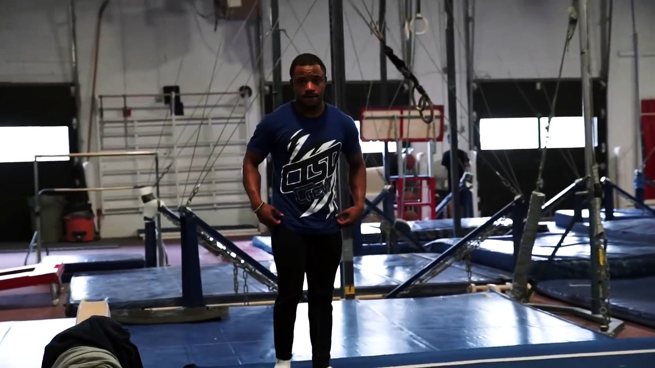 Double Backflip dans un pantalon...par un gymnaste spécialiste du tumbling