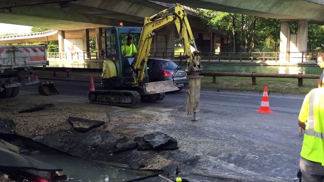 Reims : les services techniques réparent la fuite d'eau sous le centre des congrès