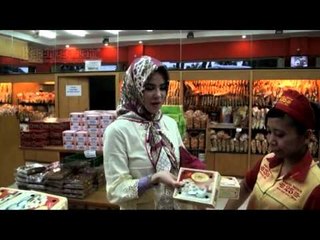 Intip Keseruan Angel Lelga Berburu Oleh-Oleh