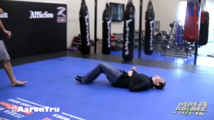 Un journaliste s'effondre après le Leg Kick d'un champion de MMA