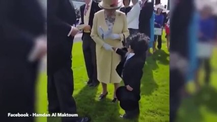 Quand un enfant de 6 ans serre la main de la reine Elizabeth
