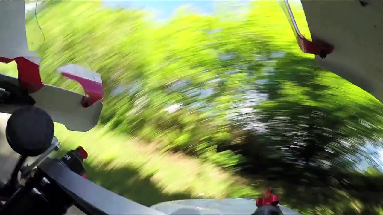 La chute de Michael Dunlop au Tourist Trophy 2015