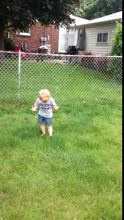 La réaction d'un petit garçon qui marche pieds nus dans une crotte de chien molle
