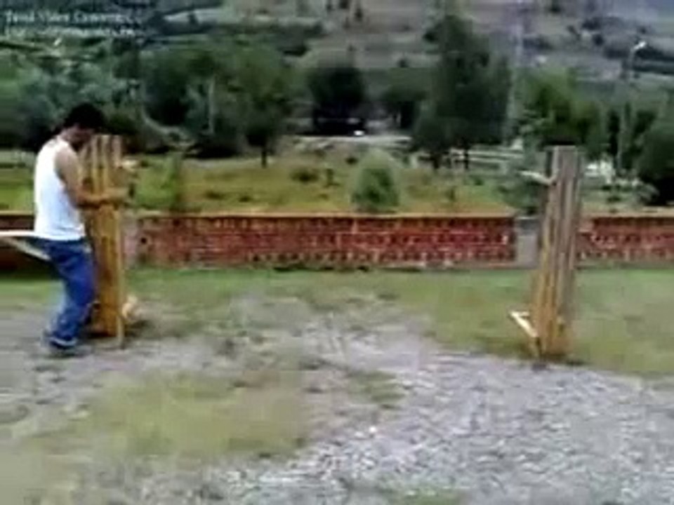 Başı dönen insan nasıl futbol oynar izliyoruz :) :)