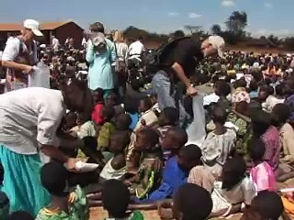 Nu Skin: VitaMeal Distribution in Malawi | Nourish the Children