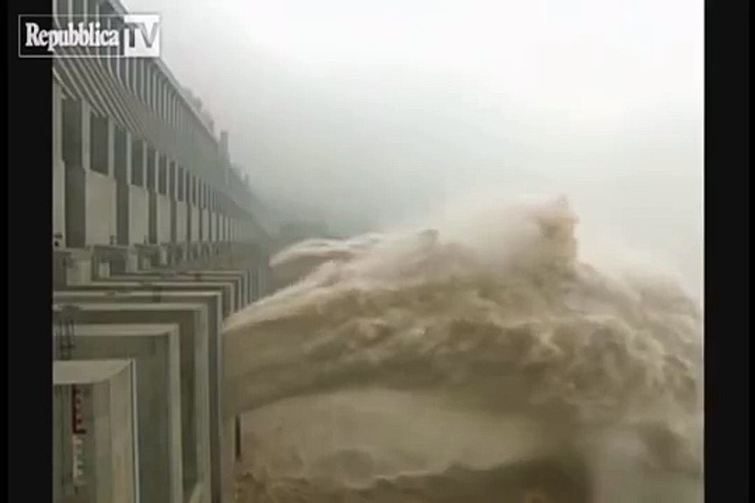 Three Gorges Dam at full capacity