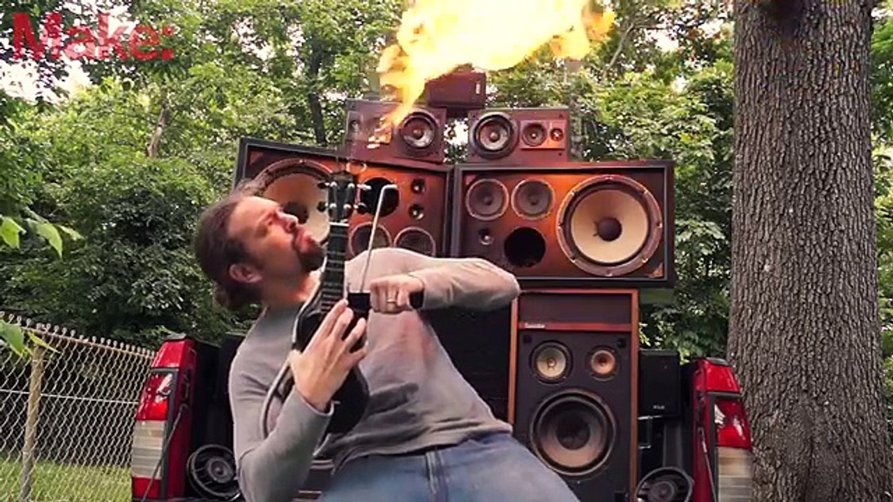 Un homme fabrique un Ukulele enflammé