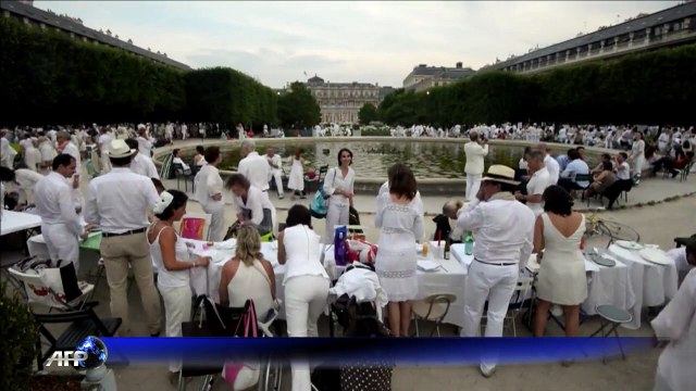 Les dîneurs en blanc dans les jardins du Palais Royal