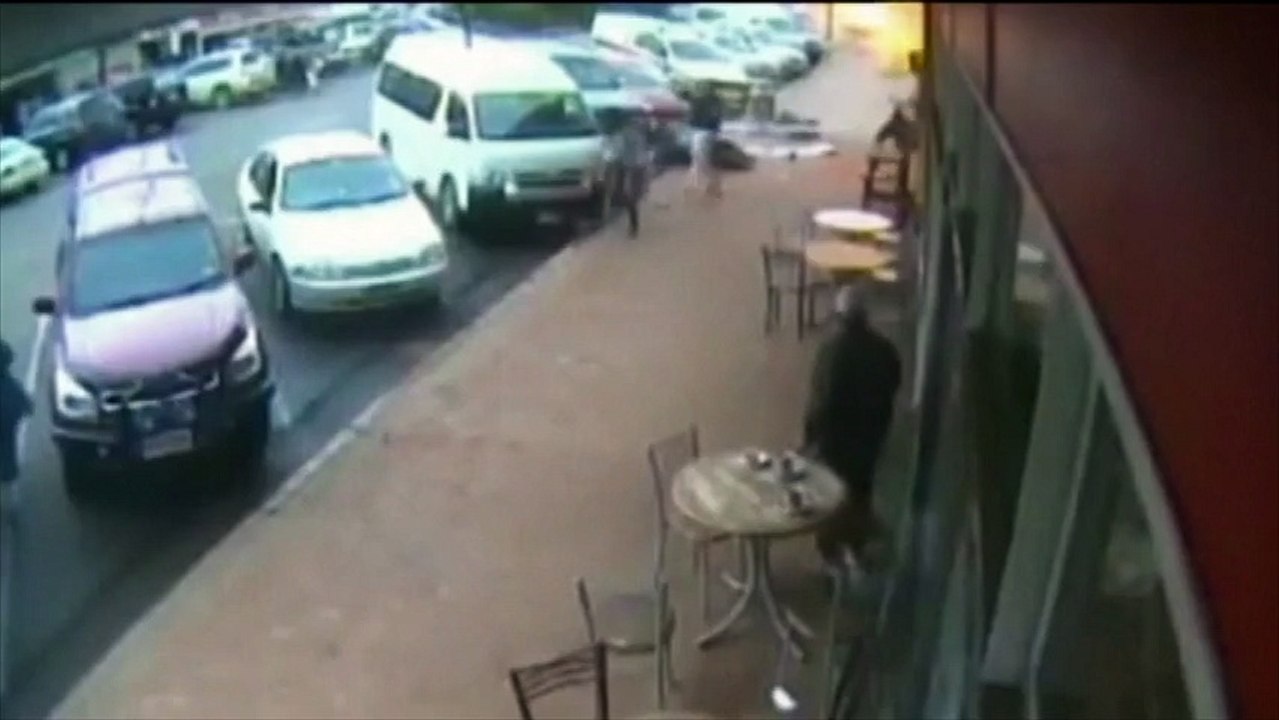 Une voiture fait exploser un café : un mort, 20 blessés