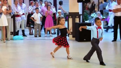 Un couple de tres jeune danseur éblouissant