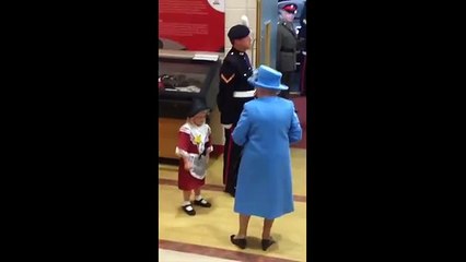 Petite fille frappée au visage par un soldat qui salue la reine Elisabeth II