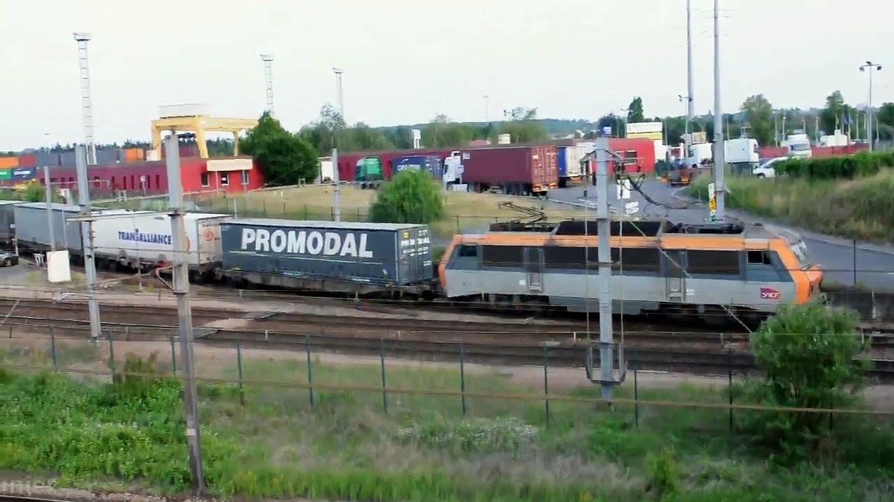 Train SNCF de conteneurs au départ de Valenton le 11 juin 2015