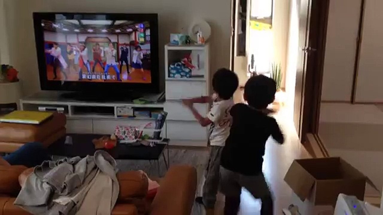 20150523_りく_お友達とニンニンジャー踊り