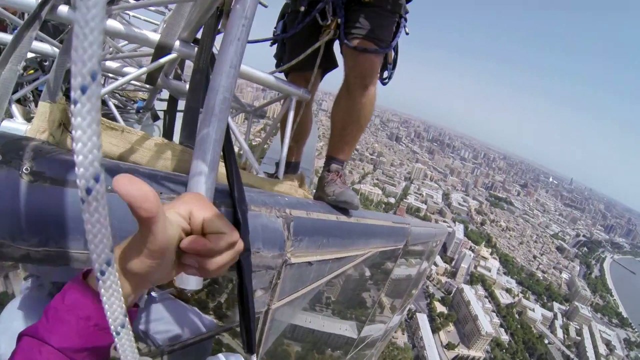 Mountaineer abseils down Flame Towers with Baku 2015 Flame | Baku 2015