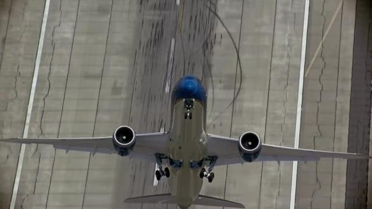 Watch a Boeing passenger jet make a near-vertical takeoff