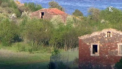 Le village de Celles au lac du Salagou