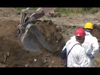 Casal di Principe (CE) - Scavi a Masseria Simeone, trovati fanghi industriali (11.06.15)
