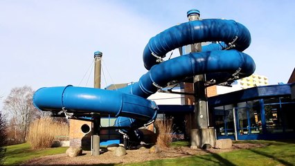 Le Black Hole est un toboggan aquatique lumineux