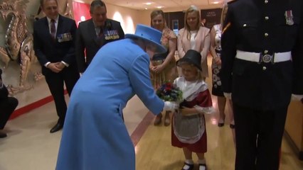 Un soldat frappe une petite fille en saluant la reine !