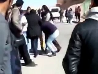 طوشة كبيرة بين مجموعة فتيات اثناء خروجهن من مدرسة ثانوية