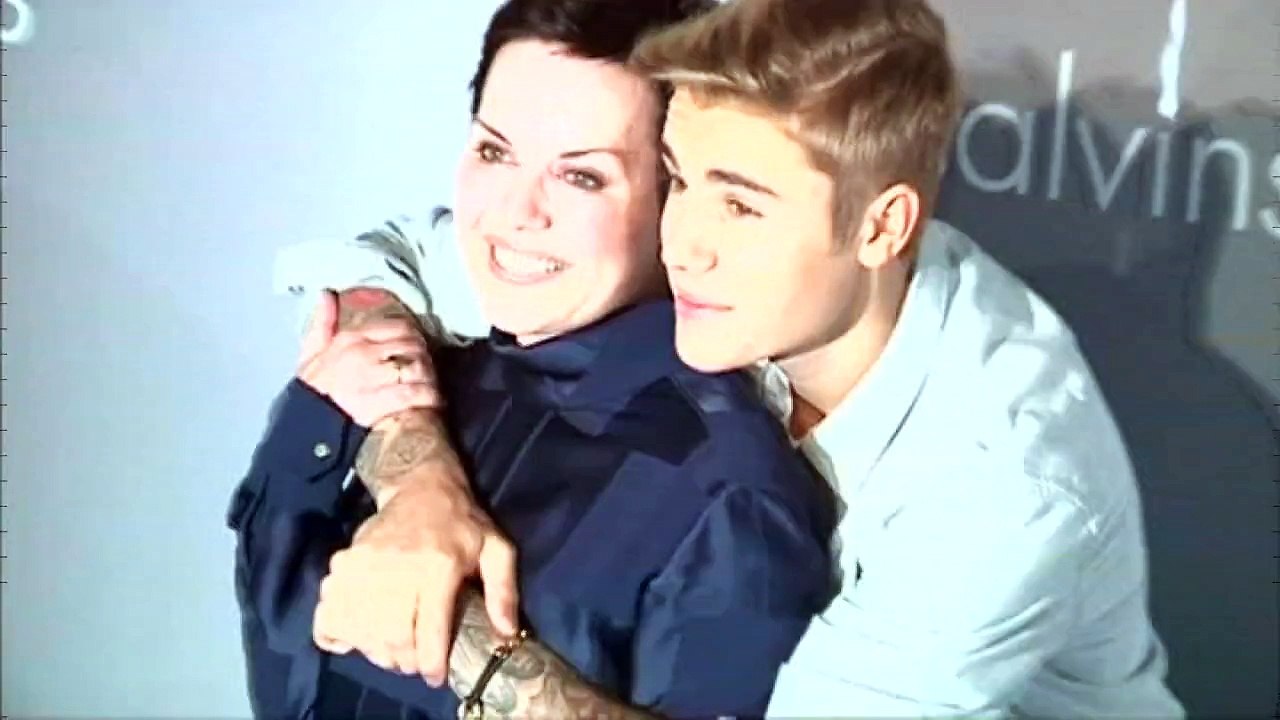 Justin Bieber flashes his undies in Hong Kong