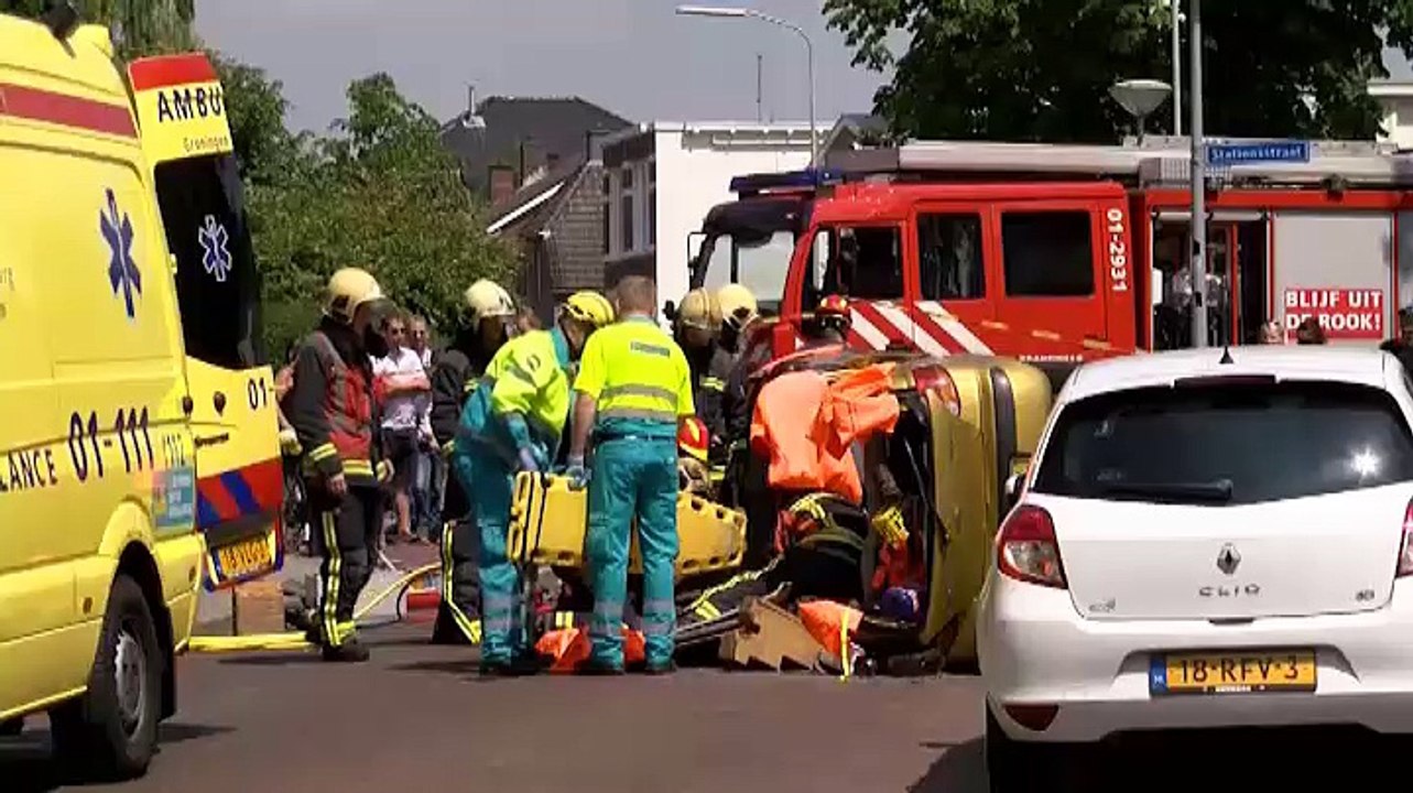 Beelden: Man zit half uur bekneld in auto na ongeluk in Winschoten - RTV Noord