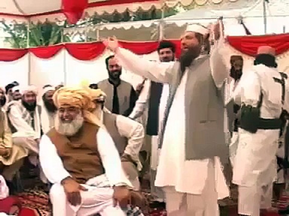 ▶ Maulana Fazal Ur Rahman And Company In Good Mood Discussing The Unity Of Pakistan