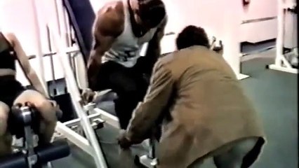 Mike Mentzer allena Enrico Dell'olio ( allenamento gambe )