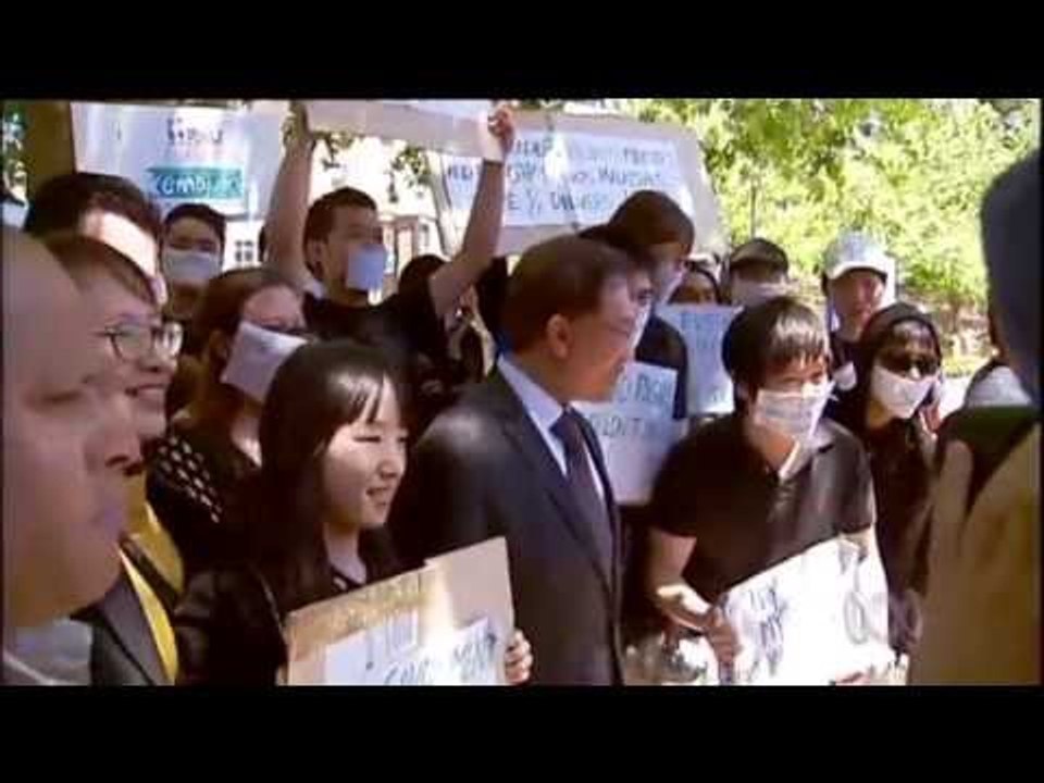 Malaysian Students Defy Government Warnings To Attend A Talk By Anwar Ibrahim