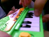 Cara al sol con piano de juguete y flauta