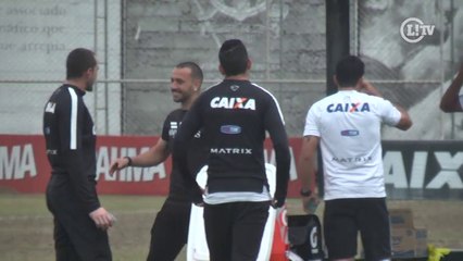 Treino do Timão tem visita de Guilherme e gols de garotos da base