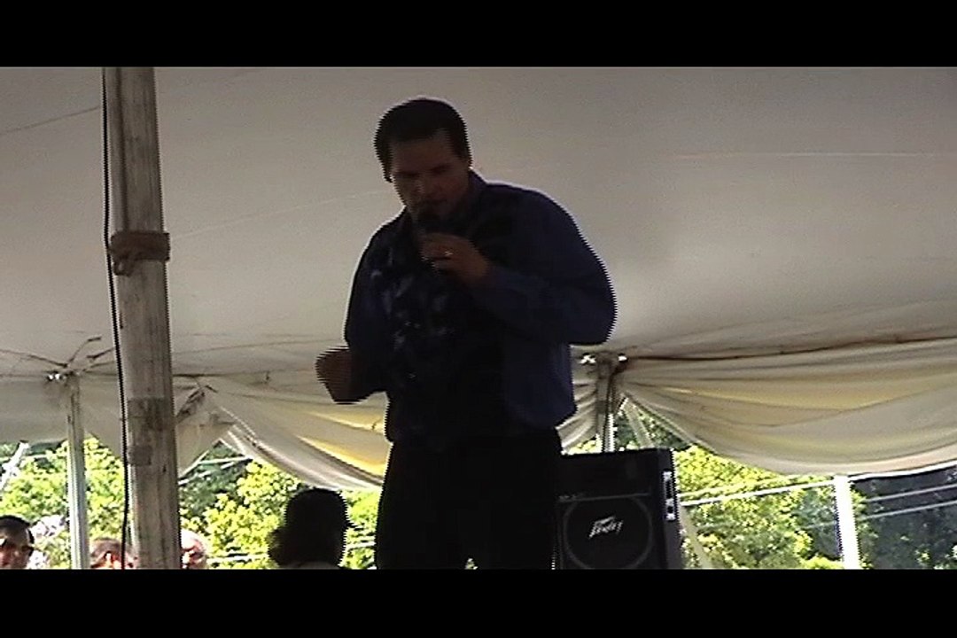 Bruce Wilburn sings 'Sweet Caroline' Elvis Week 2004