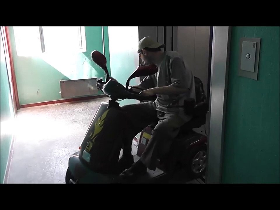 Заезд в новый лифт Часть 2. Скутеры для инвалидов. Mobility scooter.