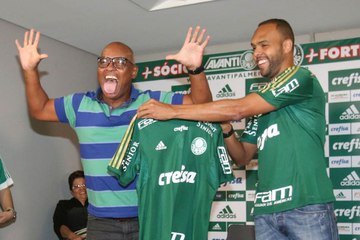 Download Video: Alecgol veste a camisa e canta o hino do Palmeiras na apresentação