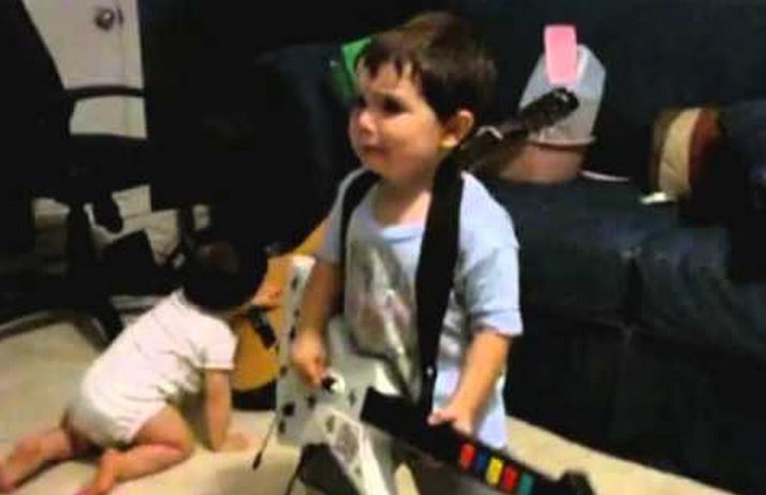 A 2 ans, un garçon reprend Bulls on Parade sur Guitar Hero