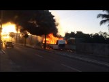 Ônibus de turismo pega fogo na avenida Silas Munguba