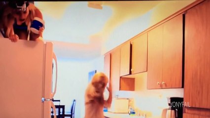 Menuda broma le hecha gusanos por la cabeza a su amiga