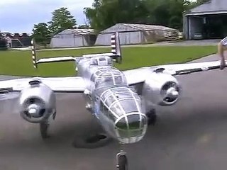 Erstflug der B25 Mitchell mit 2 x 400ccm Moki-Sternmotoren im Maßstab 1:3