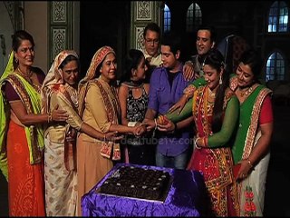 Serial ''Yeh Rishta Kya Kehlata Hai'' Cake Cutting For Star Parivaar, Watch Video!