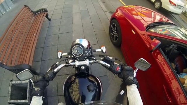 Une femme sur une moto pourchasse les automobilistes qui jettent leurs déchets par la fenêtre et les relance sur eux