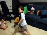 Un enfant de 2 ans à fond sur Guitare Hero