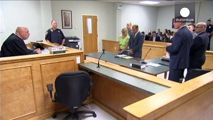 Usa: c'è una storia d'amore dietro la fuga dei due ergastolani. Arrestata un'impiegata del carcere per favoreggiamento