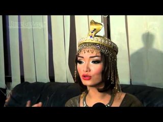 Zaskia Gotik dan �R� Hanya Berteman