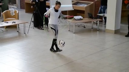 Elle jongle et fait de la corde à sauter simultanément