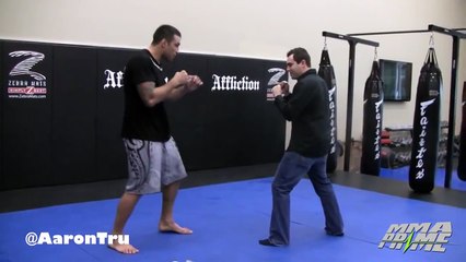 Le champion MMA Fabricio Werdum frappe le journaliste Aaron Tru pendant un cours