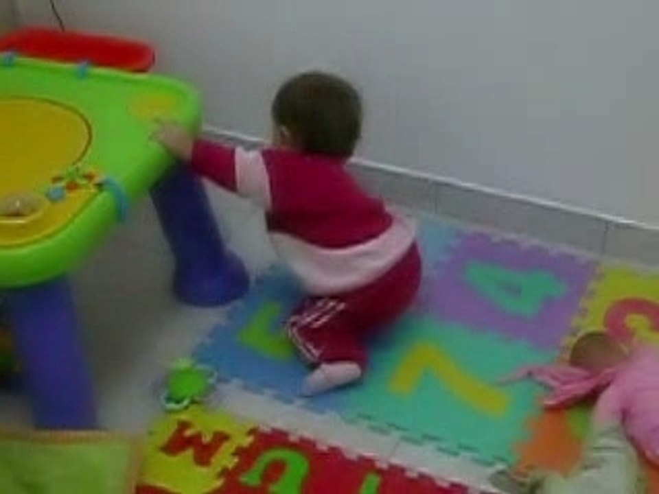 Jade 1 ans danse debout