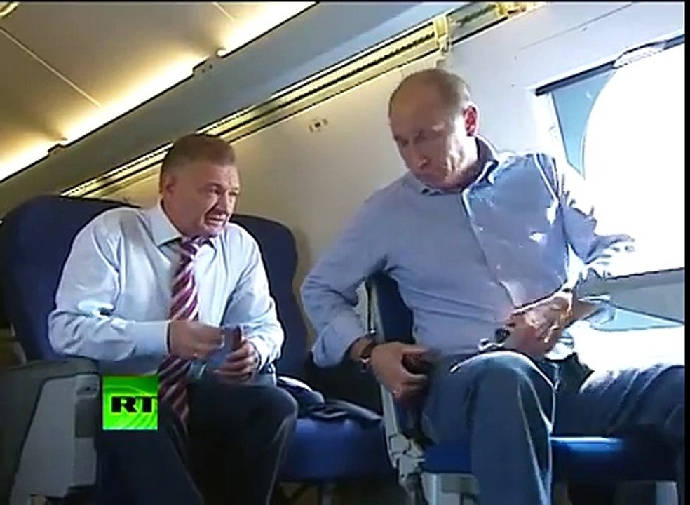 Putin pilotea avion para apagar fuegos en Rusia