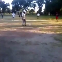 Un homme un peu bourré tente de jouer au football