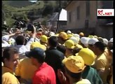Traian Băsescu a ajuns la Roşia Montană. Mai mulţi oameni protestează